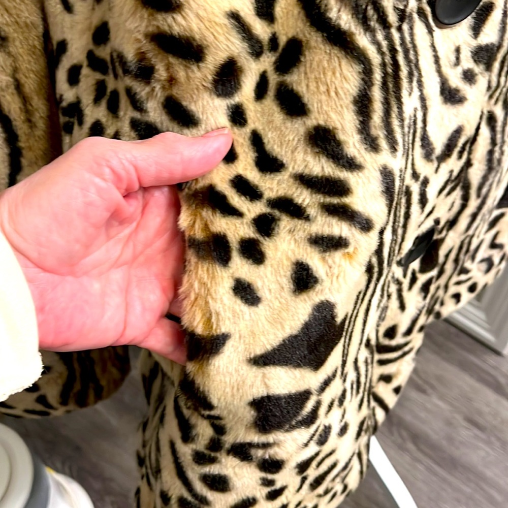 Gallery Leopard Faux Fur Coat EUC - Picture 6 of 9